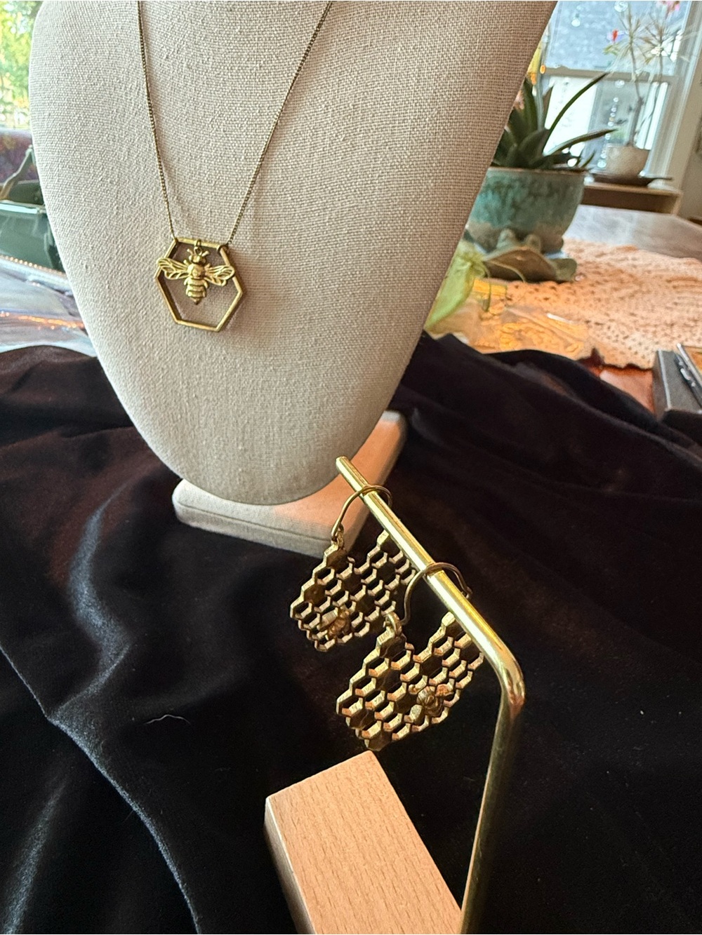๐Honeycomb ๐ฏ Bee ๐ Gold Drop Earrings - Picture 8 of 10